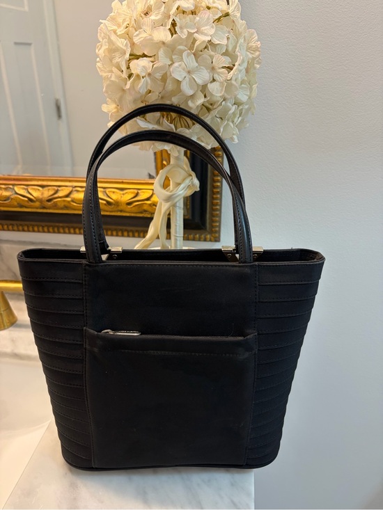 Andre Valentino Handbags - NWOT Andre Valentino Classic Black Quilted Tote with Front Pocket